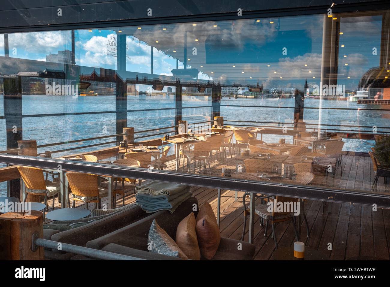 Restaurant auf dem Wasser in Kopenhagen, Restaurants mit Aussicht in Kalvebod Brygge, København V Stockfoto