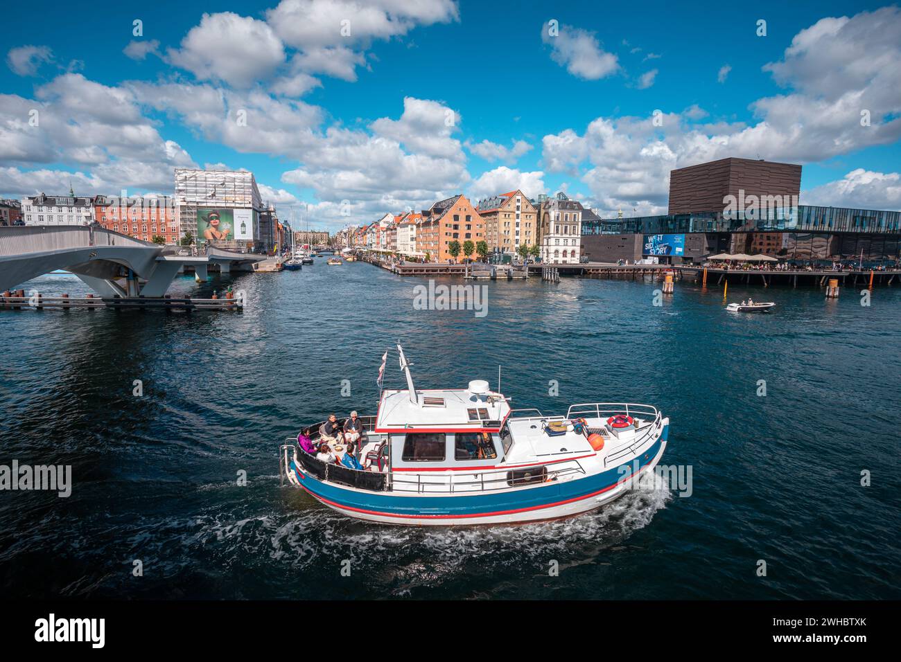 Gruppe von geduldigen Leuten, die eine Bootstour auf den Copengagen-Kanälen in der Nähe von Nyhavn machen Stockfoto