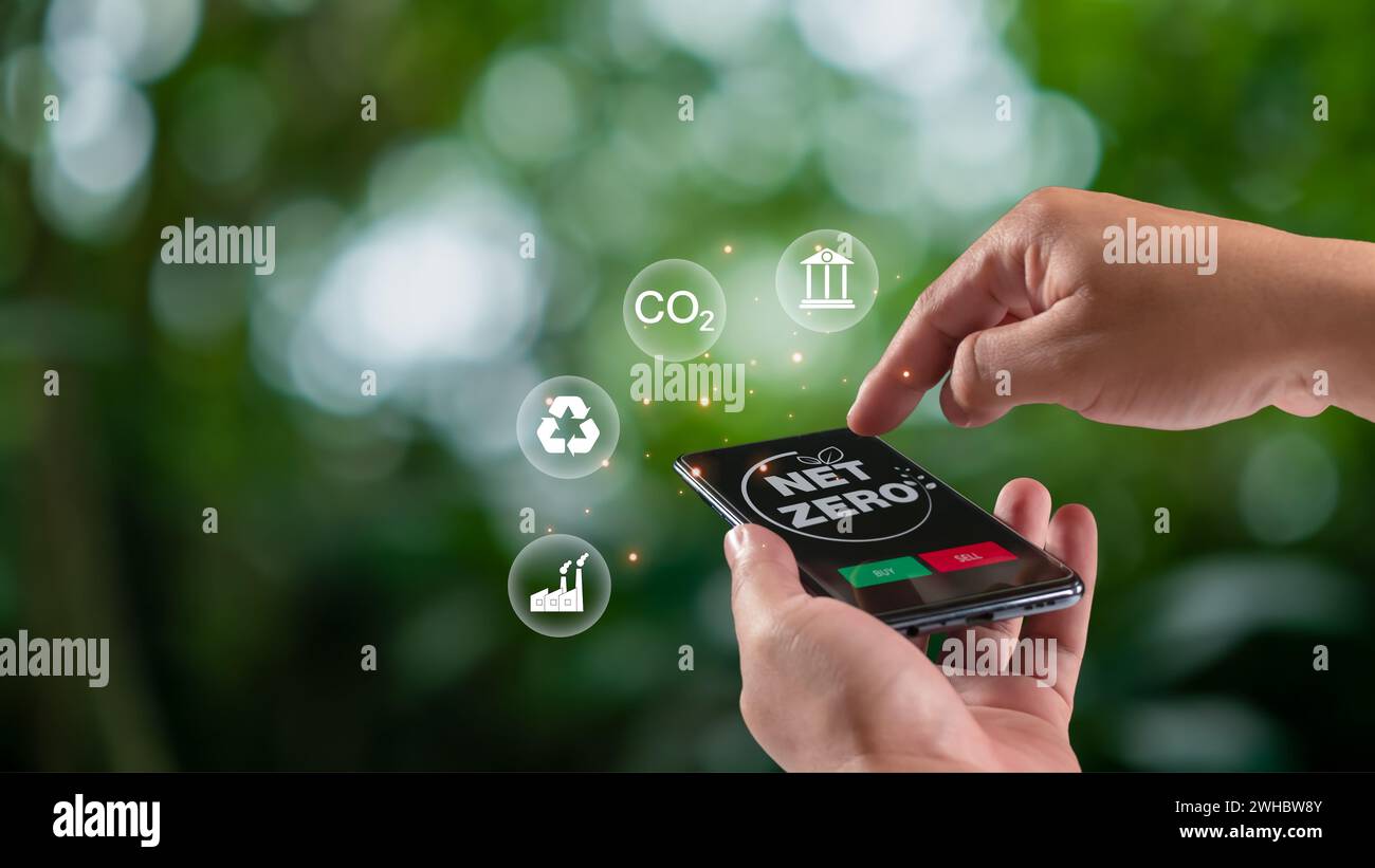 Mensch, der ein Smartphone nutzt, um CO2-Gutschriften auf Antrag zu handeln, CO2-Gutschriften-Konzept, CO2-etf für Investitionen in nachhaltiges Geschäft, umweltfreundlicher Klimaspaß Stockfoto