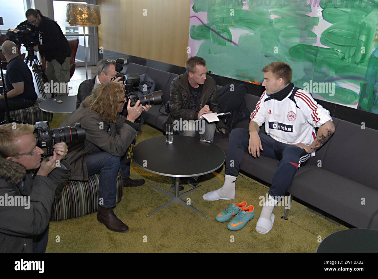 Kopenhagen/Dänemark. Nicklas Bendtner Fußballspieler des FC Juventus Mitglied der dänischen Fußballnationalmannschaft Mixed wurde vor der Abreise in die Türkei am 13. November 2012 ein Interview von den Medien geführt Stockfoto