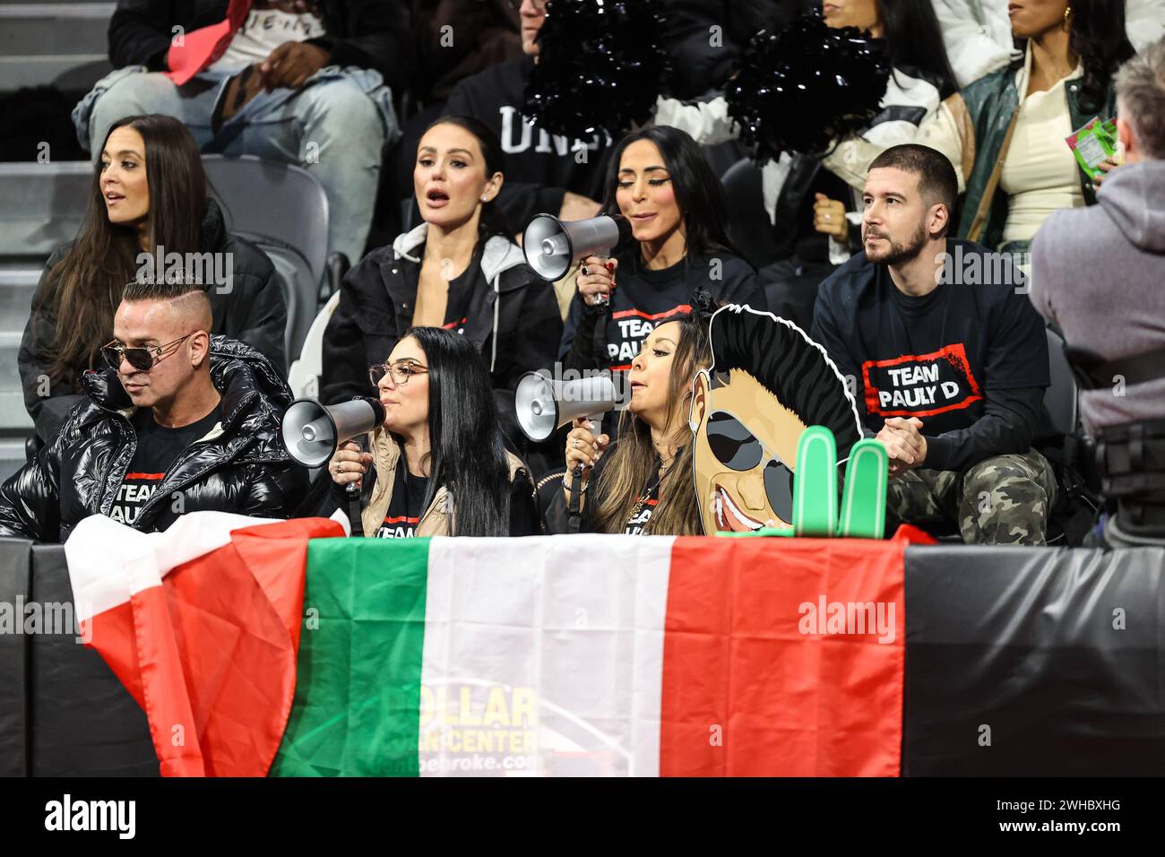 Henderson, NV, USA. Februar 2024. Mitglieder der Jersey Shore (Front) Mike "die Situation" Sorrentino, Deena Cortese, Nicole Polizzi, (hinten) Sammy Giancola, Jenni Farley, Angelina Pivarnick und Vinny Guadagnino treten bei der 24. jährlichen Celebrity Flag Football Challenge im Dollar Loan Center in Henderson, NV, auf. Christopher Trim/CSM (Bild: © Christopher Trim/Cal Sport Media). Quelle: csm/Alamy Live News Stockfoto Henderson, NV, USA. Februar 2024. Mitglieder der Jersey Shore (Front) Mike "die Situation" Sorrentino, Deena Cortese, Nicole Polizzi, (hinten) Sammy Giancola, Jenni Farley, Angelina Pivarnick und Vinny Guadagnino treten bei der 24. jährlichen Celebrity Flag Football Challenge im Dollar Loan Center in Henderson, NV, auf. Christopher Trim/CSM (Bild: © Christopher Trim/Cal Sport Media). Quelle: csm/Alamy Live News Stockfoto