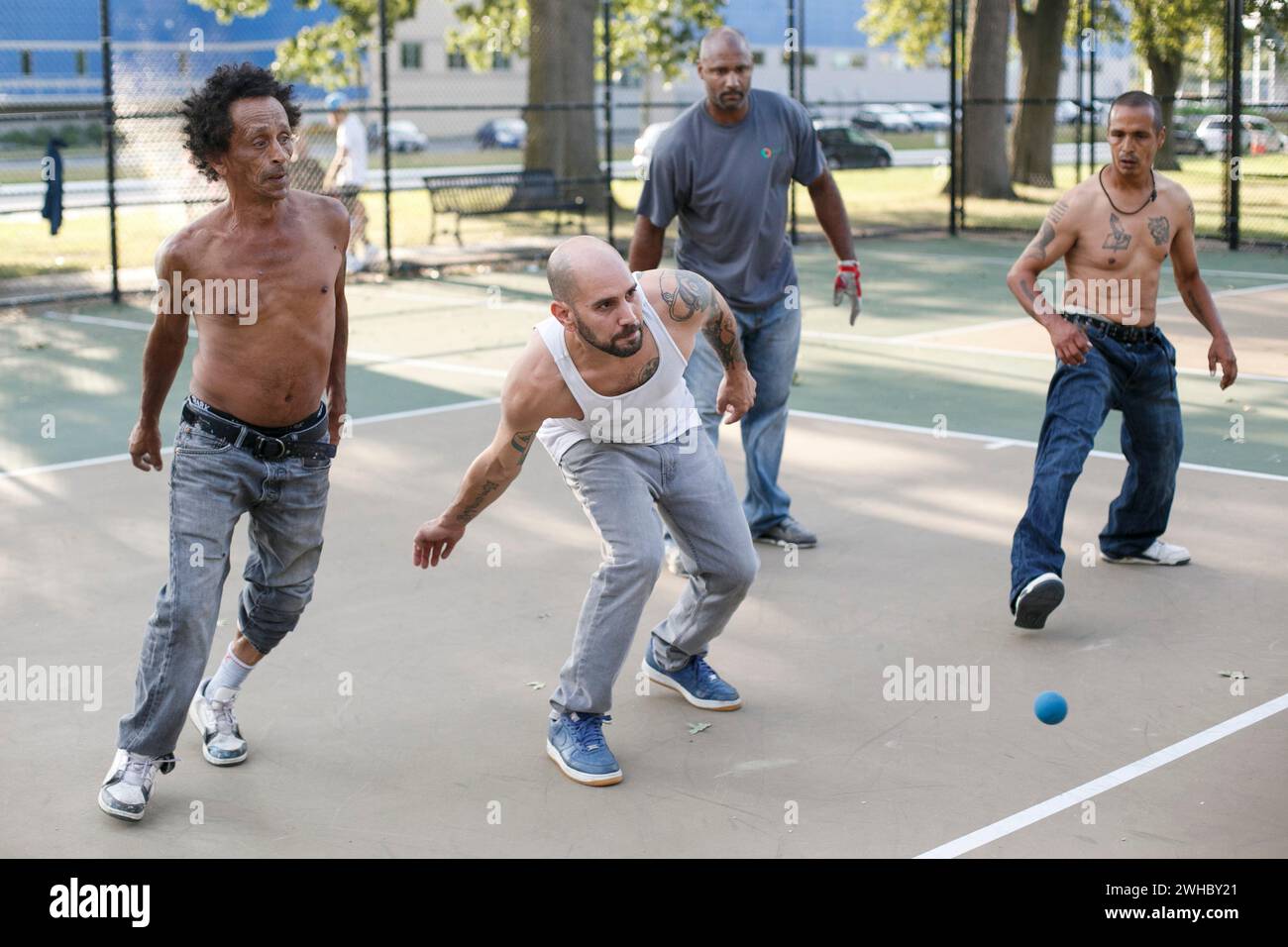 Eine Gruppe von Männern spielt ein Spiel American Handball oder Wallball in Worcester, Massachusetts, USA. Stockfoto