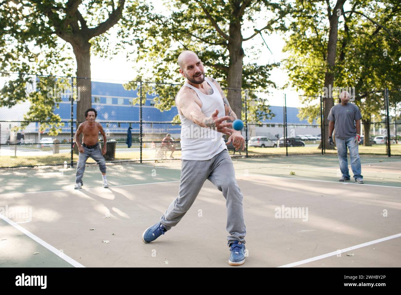 Eine Gruppe von Männern spielt ein Spiel American Handball oder Wallball in Worcester, Massachusetts, USA. Stockfoto