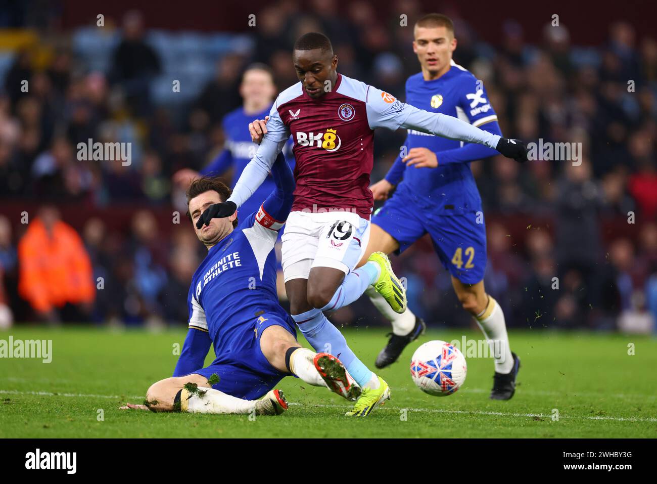 Moussa Diaby aus Aston Villa mit Ben Chilwell und Alfie Gilchrist aus Chelsea während des Emirates FA Cup Fourth Round Replay Matches zwischen Aston Villa und Chelsea im Villa Park. Stockfoto