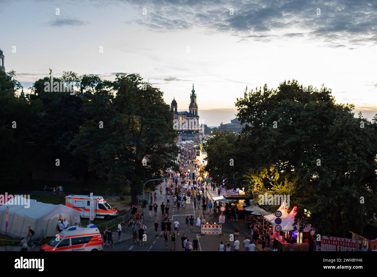 Dresdner Stadtfest „Canaletto“ auf der Straße Terrassenufer. Überfüllte Altstadt mit wunderschönen Gebäuden während des Sonnenuntergangs. Viele Touristen. Stockfoto