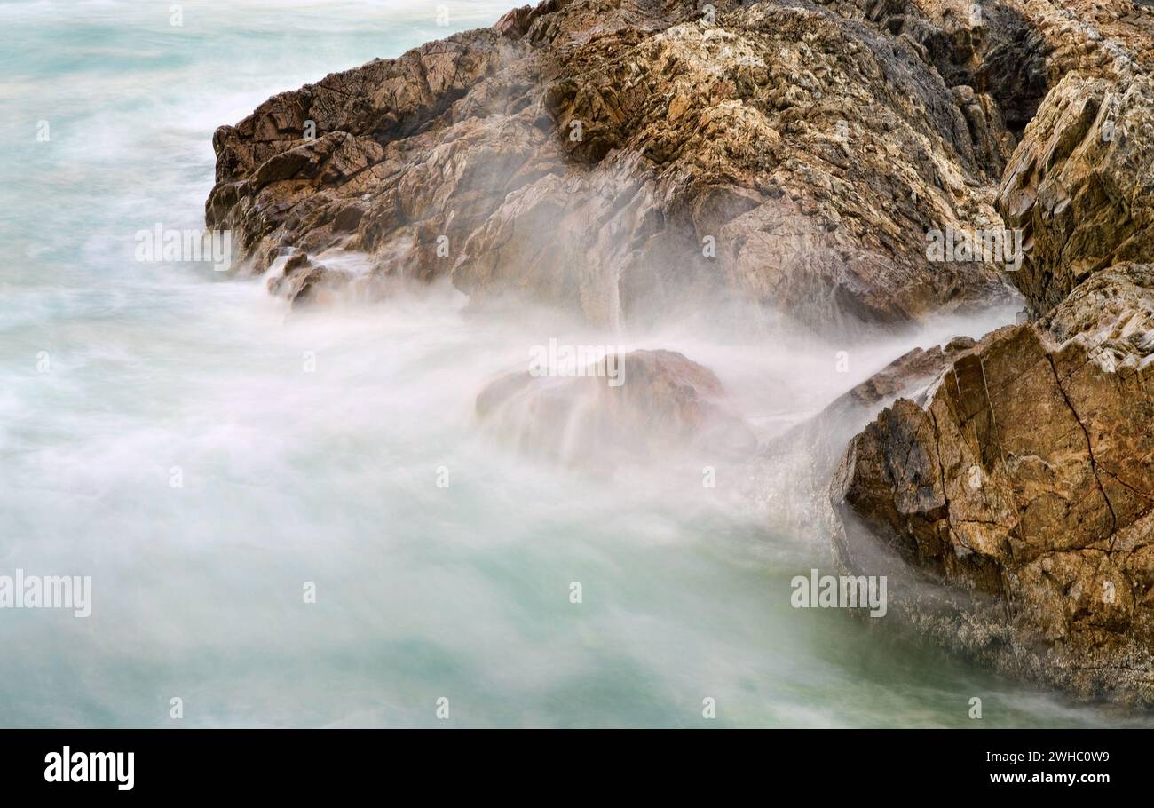 Weiches Wasser auf Felsen Stockfoto