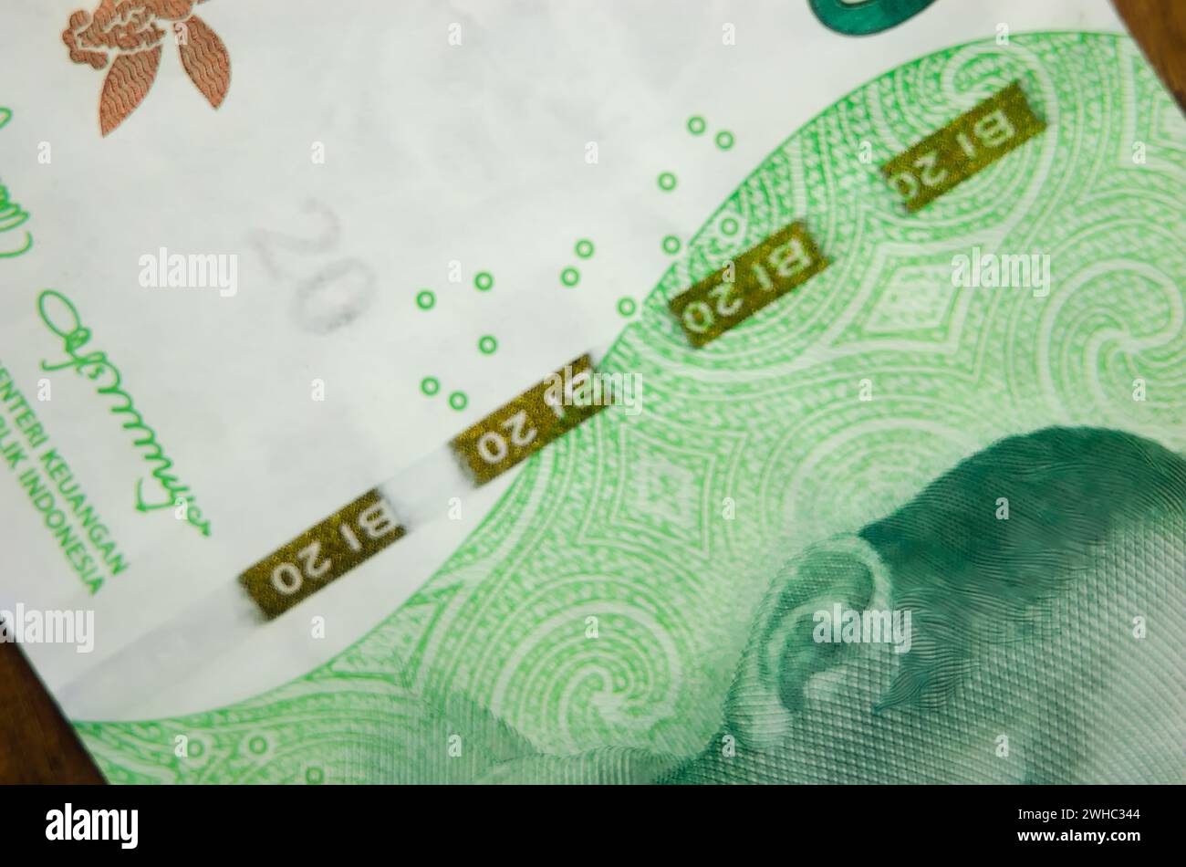 Makrofotografie von 20.000 IDR-Banknoten. Nahaufnahme einer indonesischen 20.000-Rupiah-Banknote mit Sicherheitsfaden. Rupiah ist die offizielle Curr Stockfoto