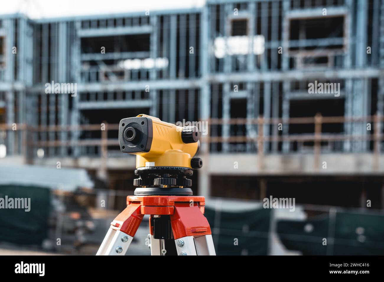 Auto Level auf einem Stativ auf der Baustelle Stockfoto