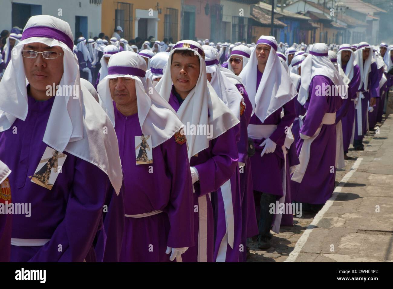 Antigua, Guatemala. Cucuruchos in Prozession während der Karwoche, La Semana Santa. Stockfoto
