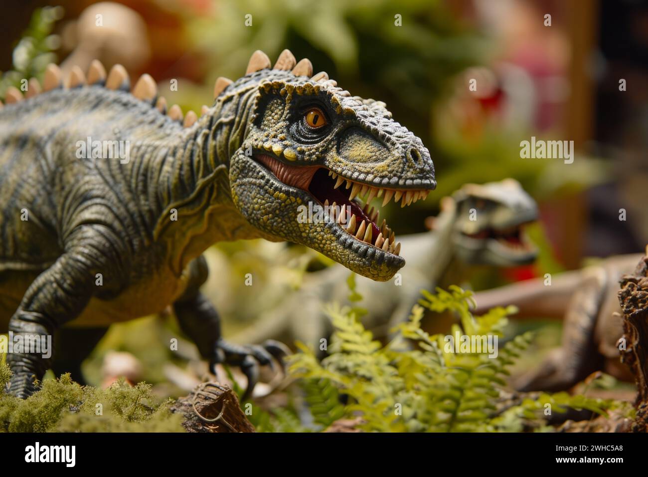 Gefährliche wütend aggressiv brüllende Tyrannosaurus rex Dinosaurier Velociraptor Raptor Dino Plastikspielzeugfigur scharfe Zähne prähistorisch ausgestorben Stockfoto