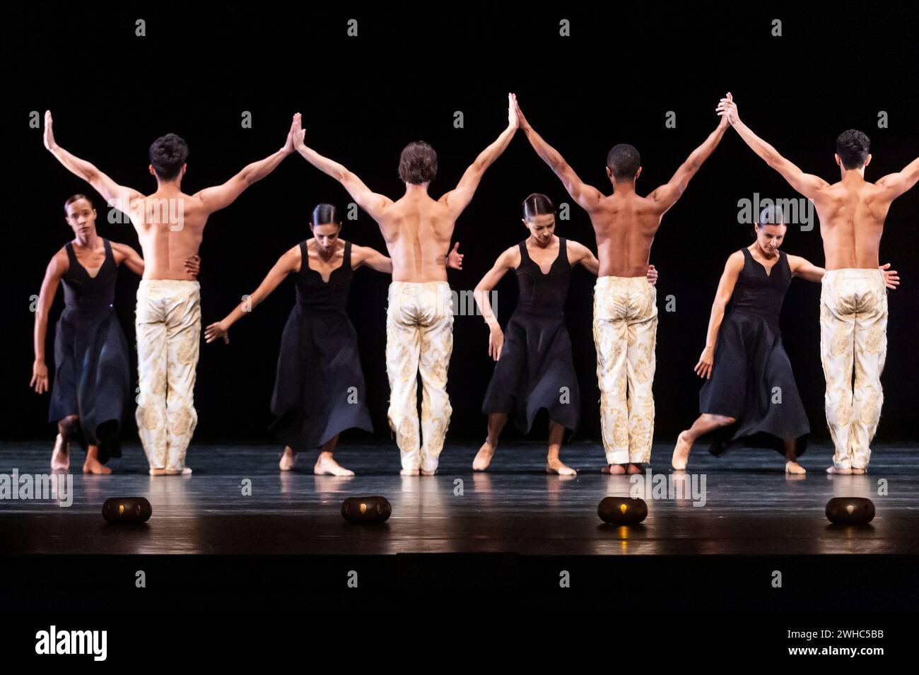 London, Großbritannien. 9. Februar 2024. Mitglieder der São Paulo Dance Company führen Ausschnitte aus Nacho Duatos Gnawa bei einer Kostümprobe im Sadler’s Wells Theatre vor, wo das Unternehmen ihr britisches Debüt gibt. Quelle: Stephen Chung / Alamy Live News Stockfoto