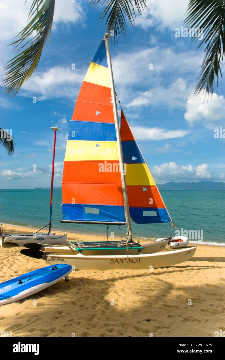 Segelschiff am Strand Mae Nam auf der Insel Koh Samui in Thailand. Stockfoto