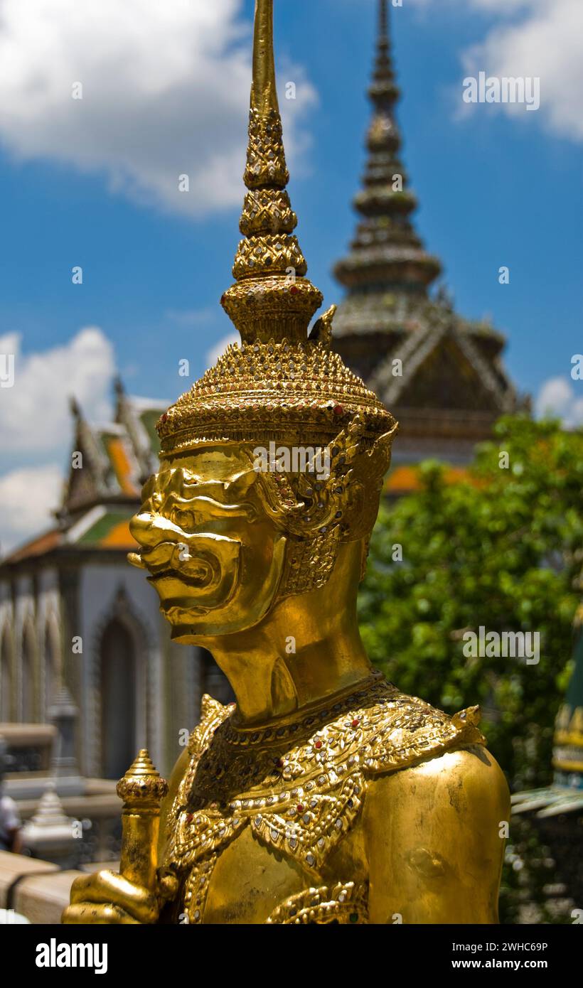 Goldene Statue im tempel Wat Phra Kaeo in Bangkok in Thailand. Stockfoto