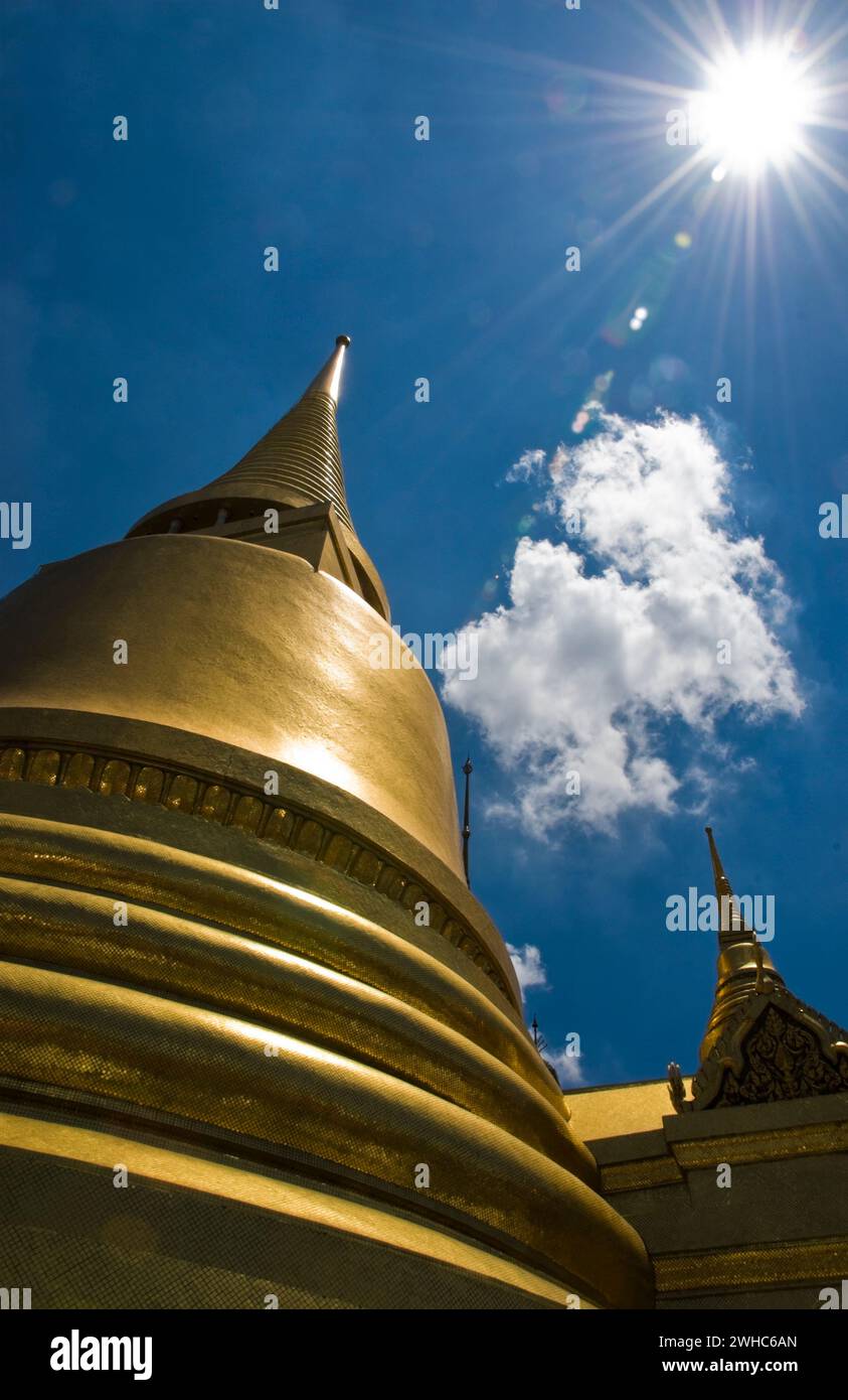 Goldene Chedi im tempel Wat Phra Kaeo in Bangkok Thailand. Stockfoto