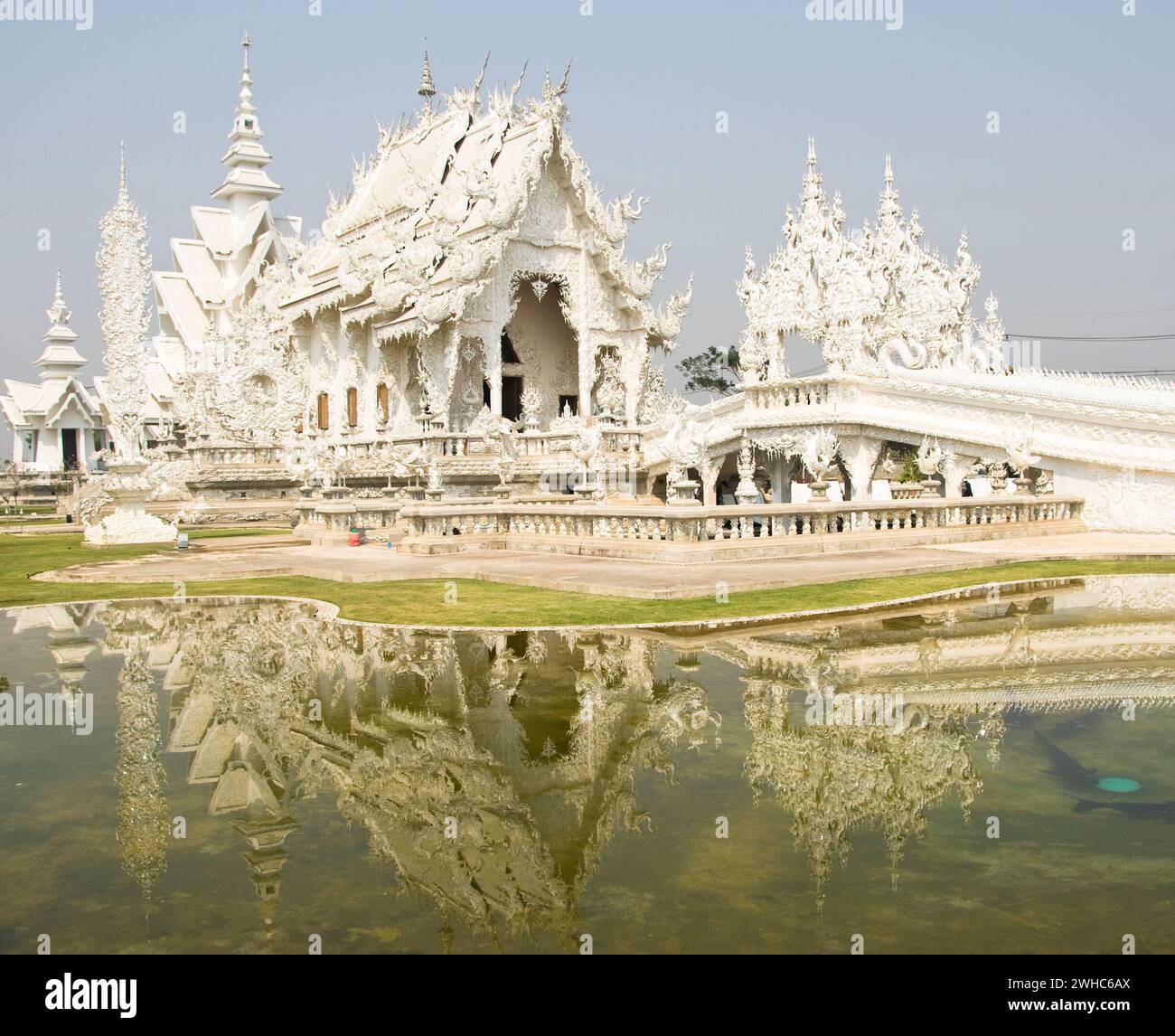 Der Tempel Wat Rong Khun in der Nähe von Chiang Rai im Norden Thailands. Stockfoto