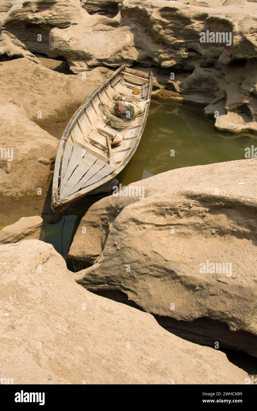 Schiff im trockenen Fluss Mekong zwischen der Grenze von Thailand und Laos. Stockfoto
