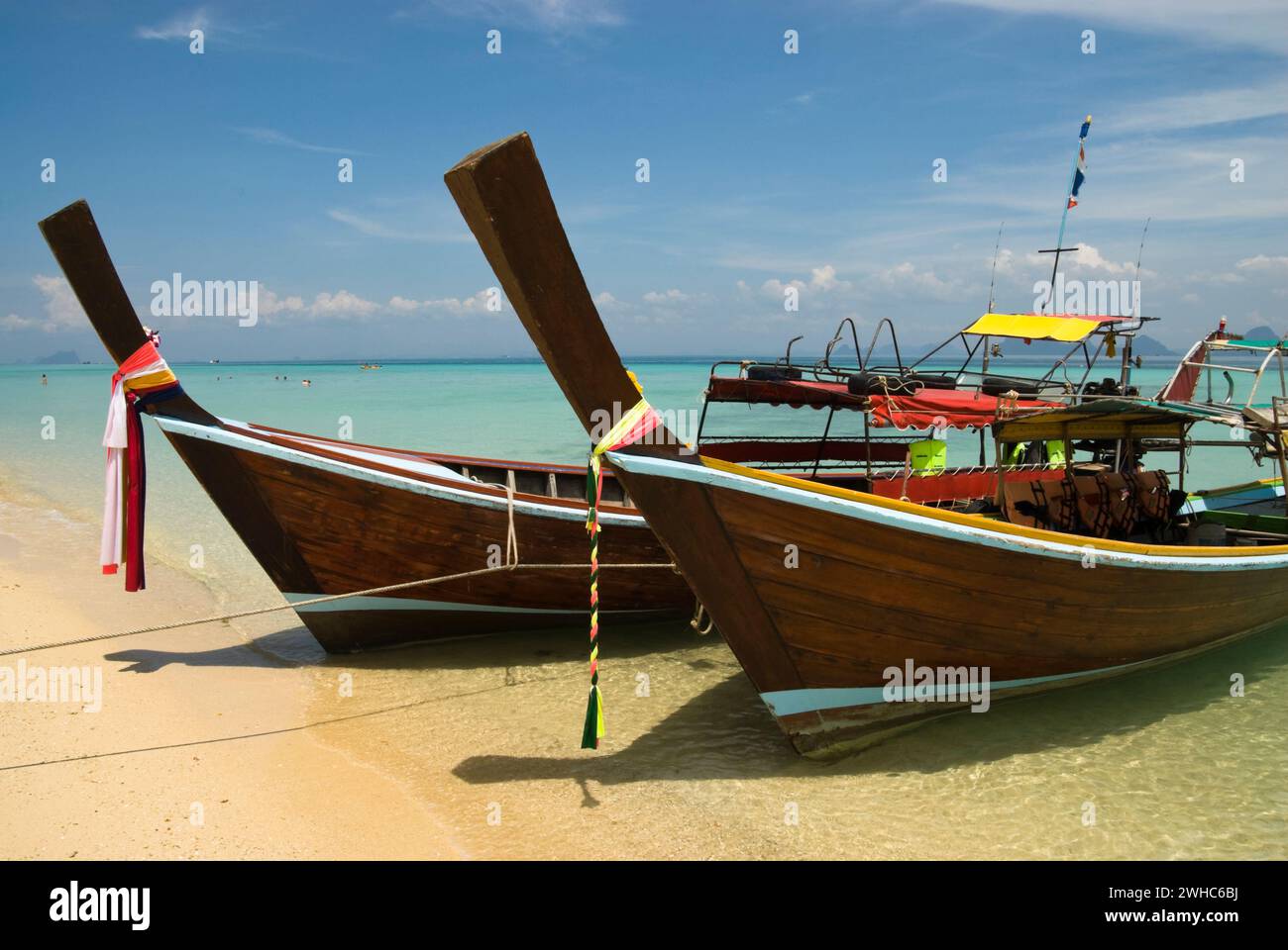 Longtailboots am Strand der thailändischen Insel Koh Ngai im Golf von Bangkok Stockfoto