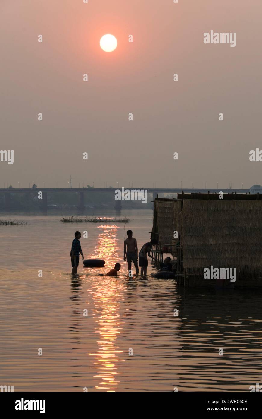Sonnenuntergang am thai-Fluss Mon in Ubon Ratchathani Stockfoto