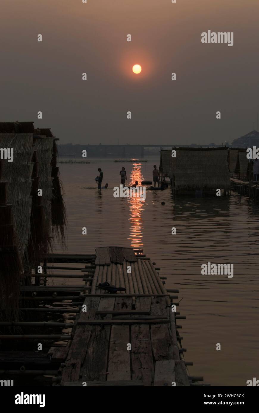 Sonnenuntergang am thai-Fluss Mon in Ubon Ratchathani Stockfoto