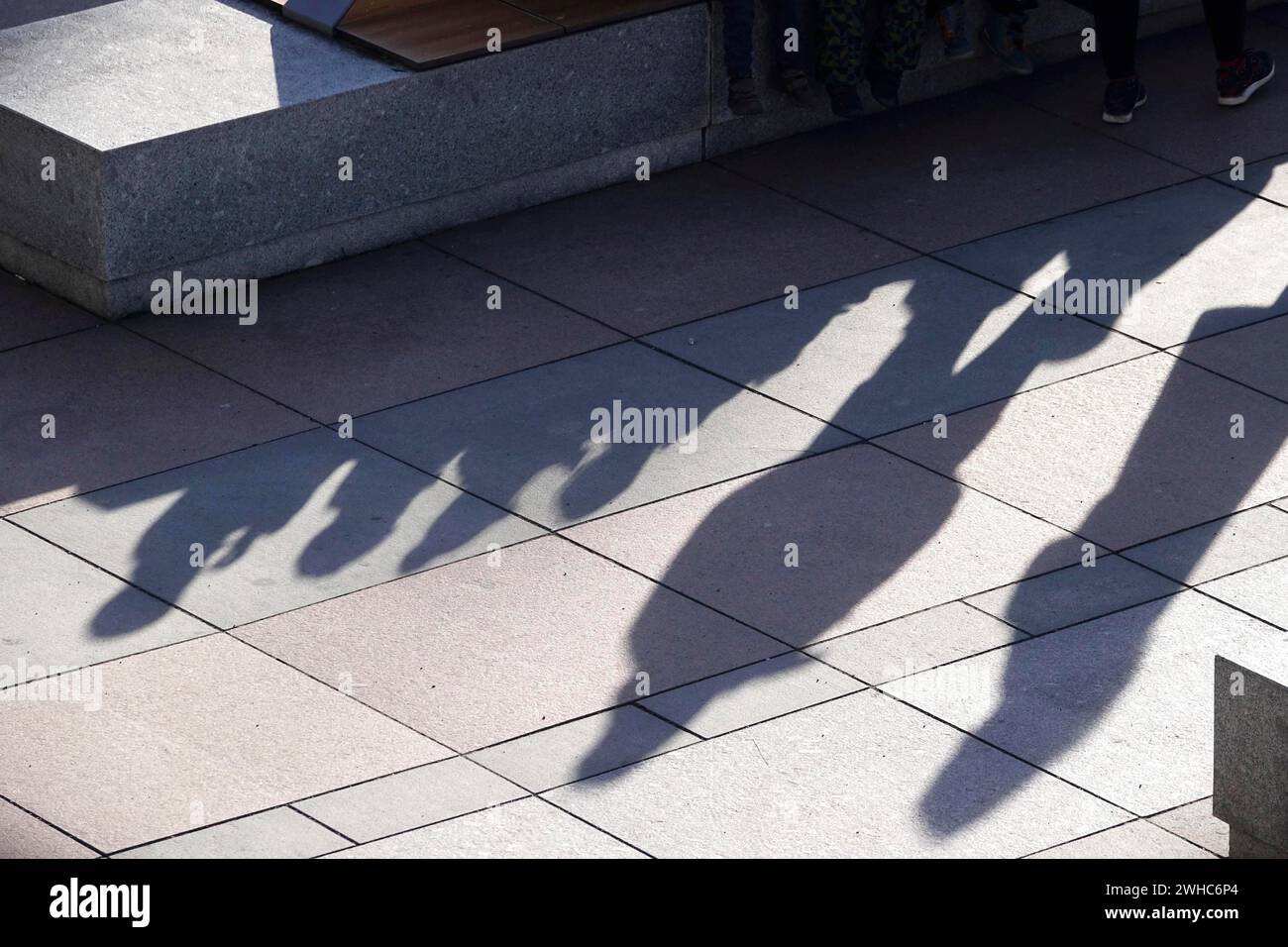 Passanten mit Schatten, Winter, Sachsen, Deutschland Stockfoto