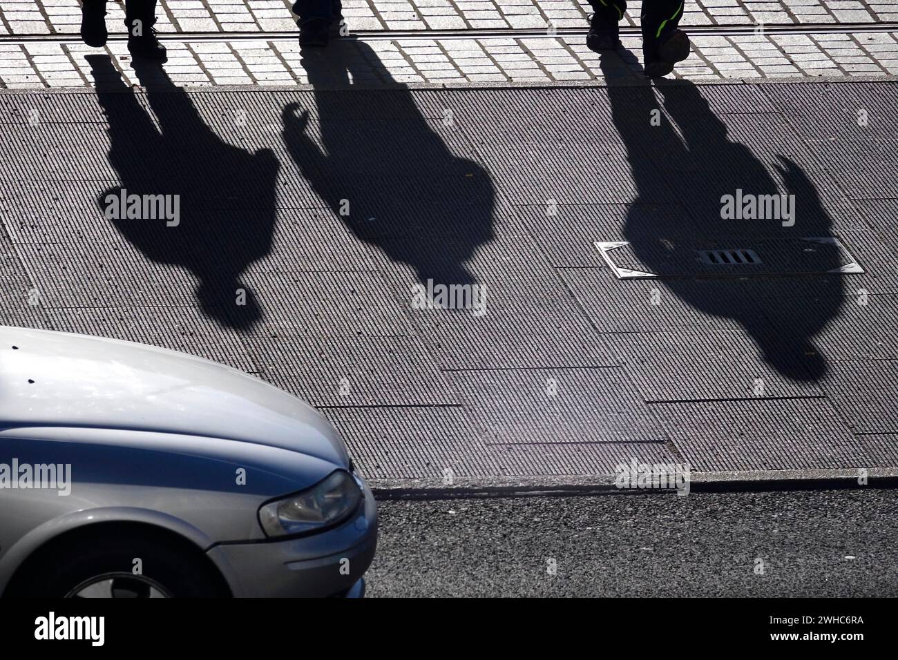 Passanten mit Schatten, Winter, Sachsen, Deutschland Stockfoto