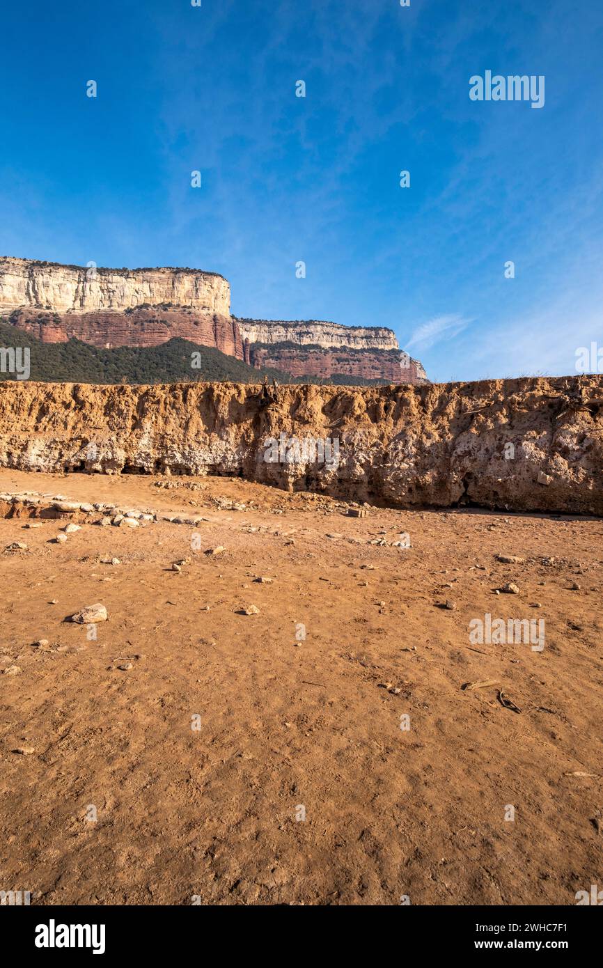 Landschaft der ökologischen Tragödie im Stausee Panta de Sau mit vier Prozent der Wasserkapazität in der schlimmsten Dürre in der Geschichte Kataloniens Stockfoto