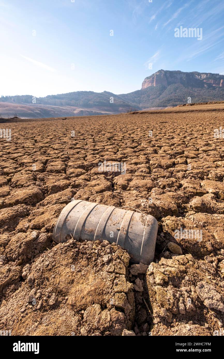 Landschaft der ökologischen Tragödie im Stausee Panta de Sau mit vier Prozent der Wasserkapazität in der schlimmsten Dürre in der Geschichte Kataloniens Stockfoto