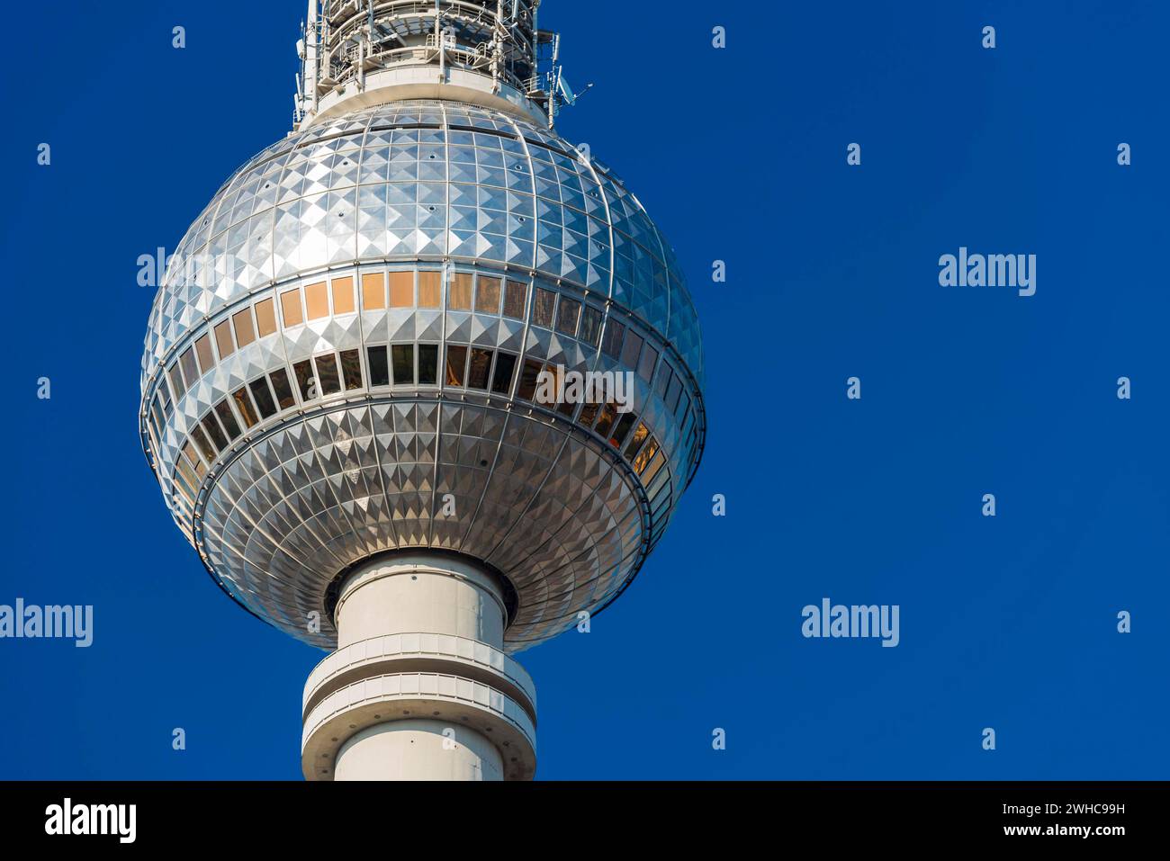 Fernsehturm, DDR, DDR, Wahrzeichen, Wahrzeichen, Gebäude, modern, Gebäude, Urban, Fortschritt, Symbol, symbolisch, Ansicht, Kuppel, blauer Himmel, Funkturm Stockfoto