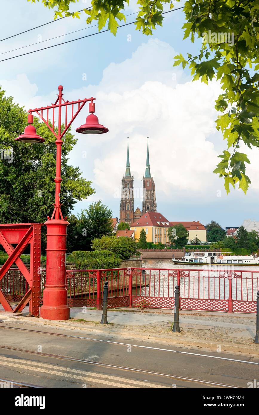 Breslau Polen. Rote Straßenlaternen an der Sand Bridge. Blick auf die Kathedrale des Heiligen Johannes des Täufers auf der Insel Tumski. Stockfoto