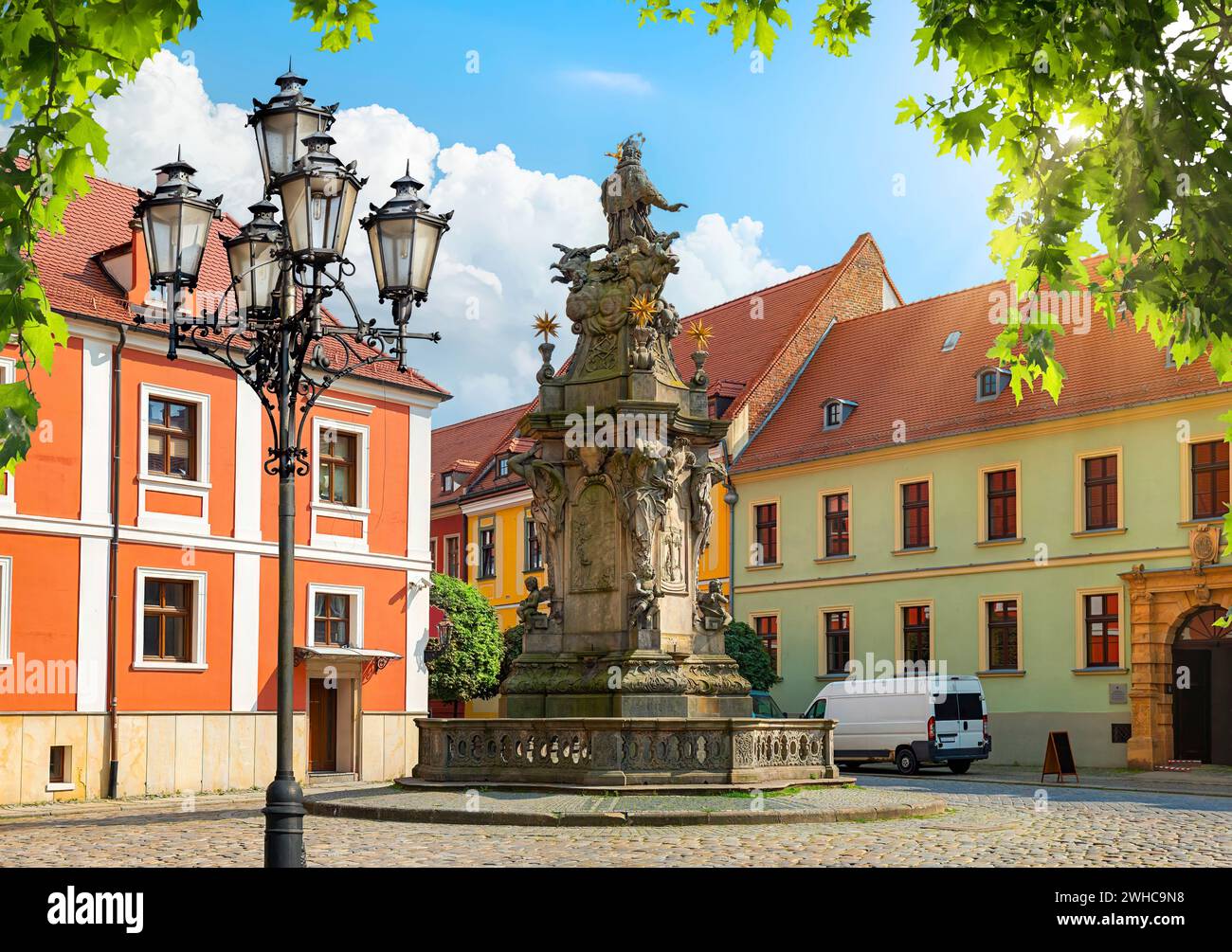 Sehen Sie die Statue von John Nepomunk und die Stiftskirche des Heiligen Kreuzes und Bartholomäus Stockfoto