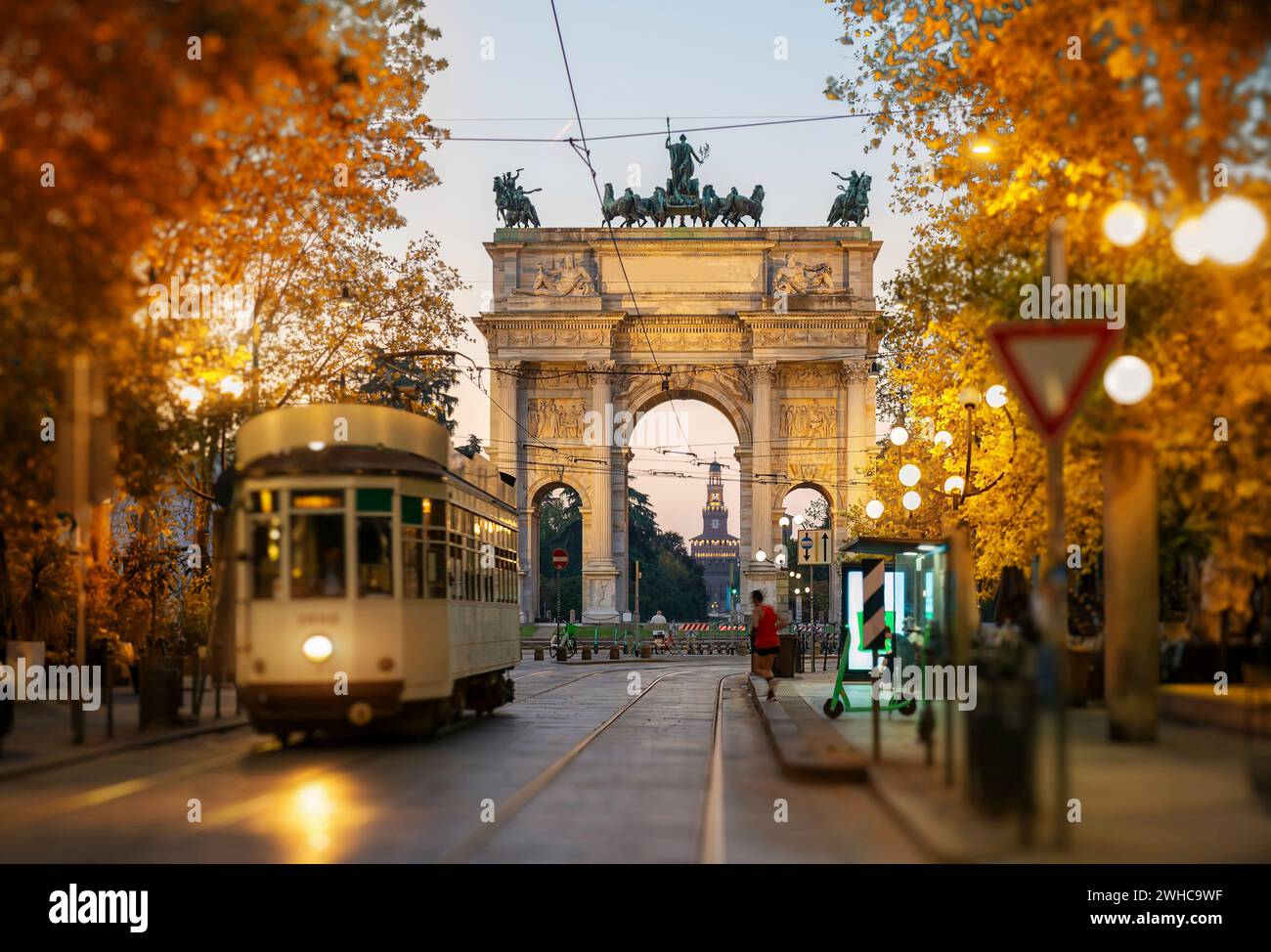 Blick auf den Friedensbogen mit gelber Straßenbahn in Mailand, Italien Stockfoto