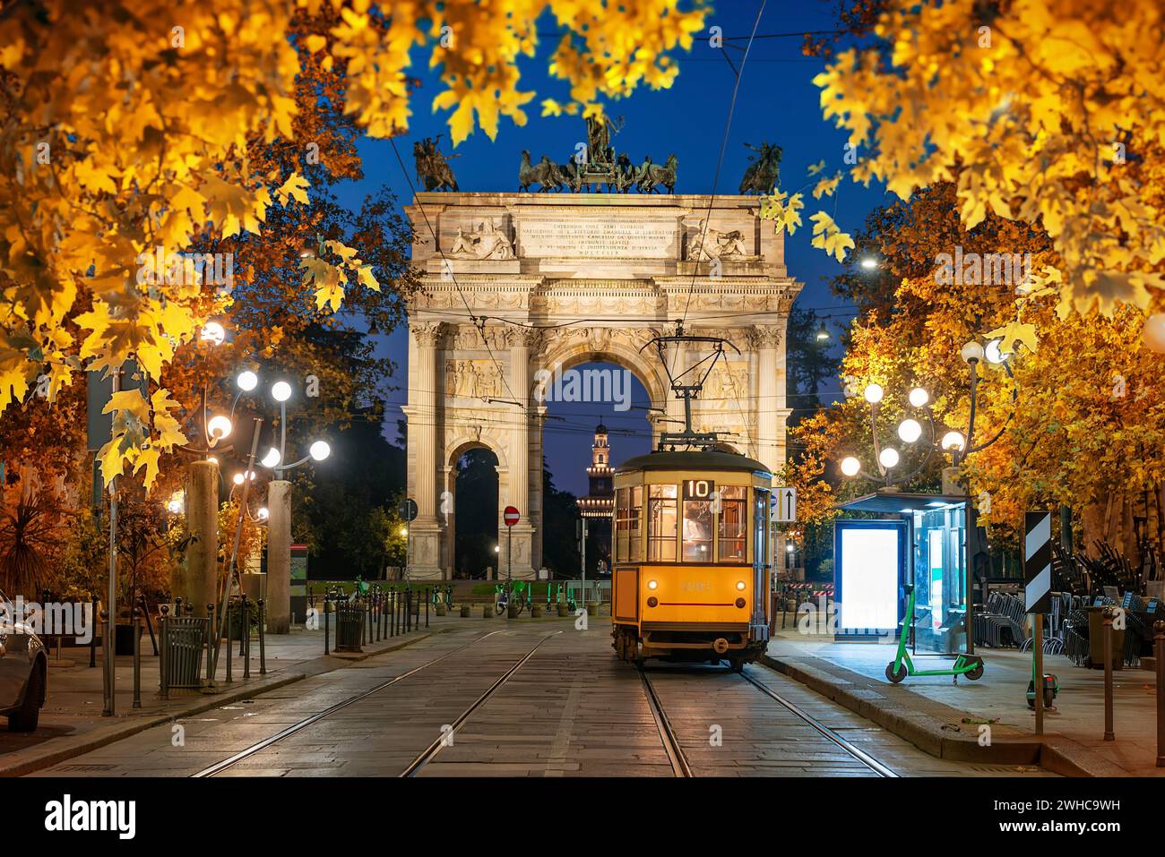 Blick auf den Friedensbogen mit gelber Straßenbahn in Mailand, Italien Stockfoto