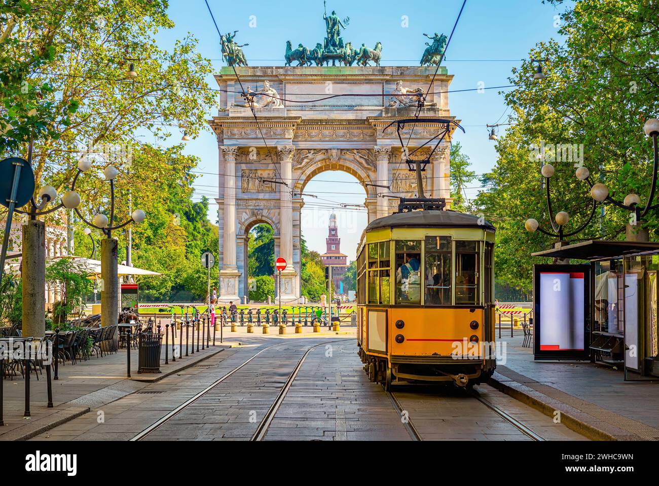 Blick auf den Friedensbogen mit gelber Straßenbahn in Mailand, Italien Stockfoto