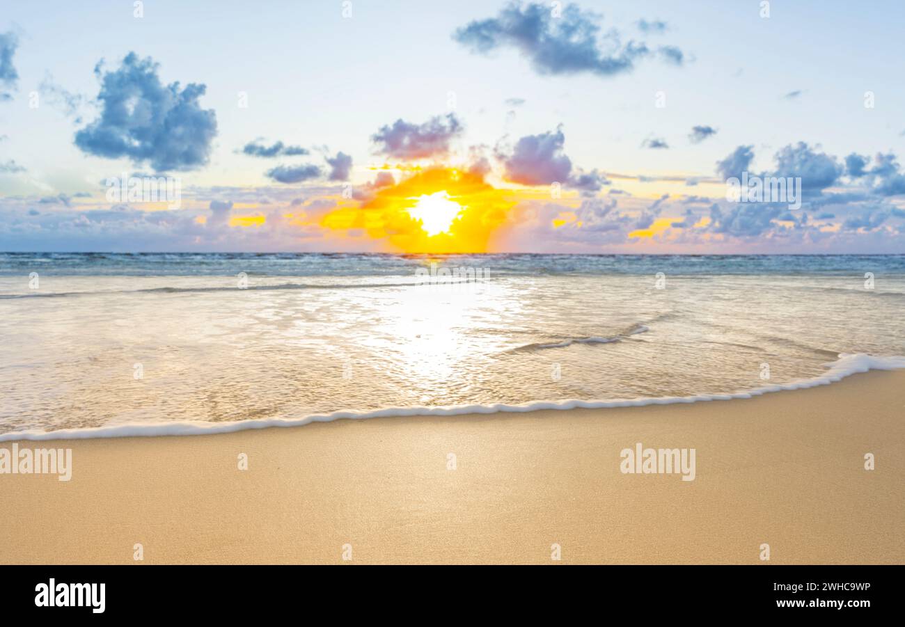 Küstenlandschaft, Meer, Strand, Surfen, Sonne, Hintergrundbeleuchtung Stockfoto