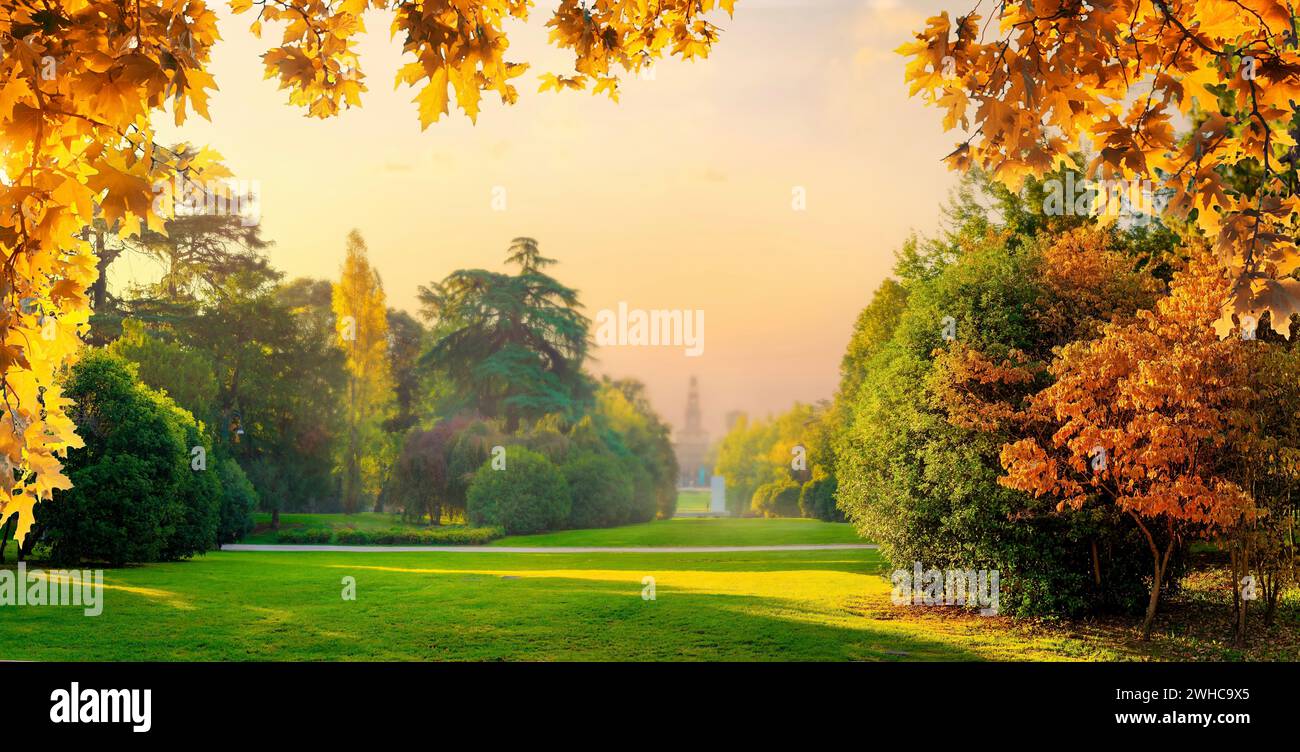 Großer Stadtpark im Herbst in Mailand, Italien. Sempione Park in der Nähe der Burg Sforzesco. Stockfoto