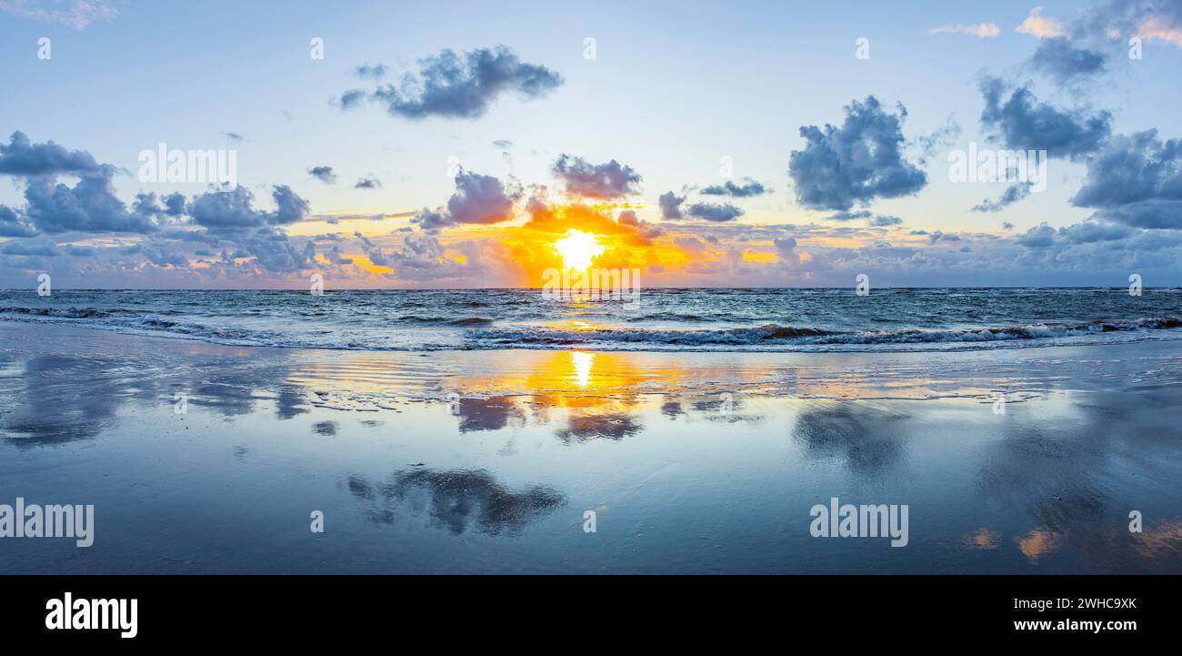 Küstenlandschaft, Meer, Strand, Surfen, Sonne, Hintergrundbeleuchtung Stockfoto