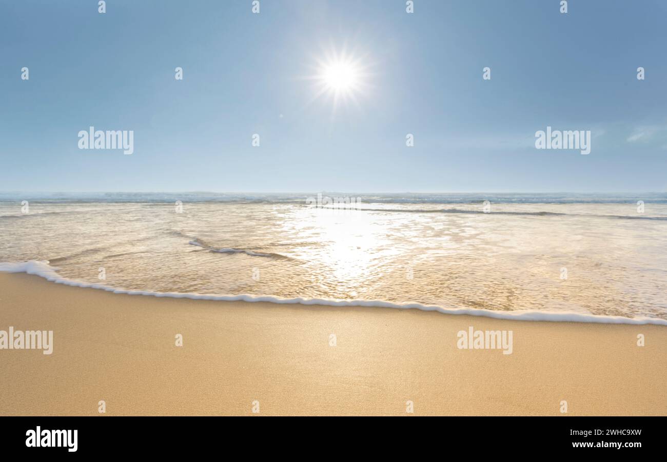 Meer, Strand, Wellen, Sonnenschein Stockfoto