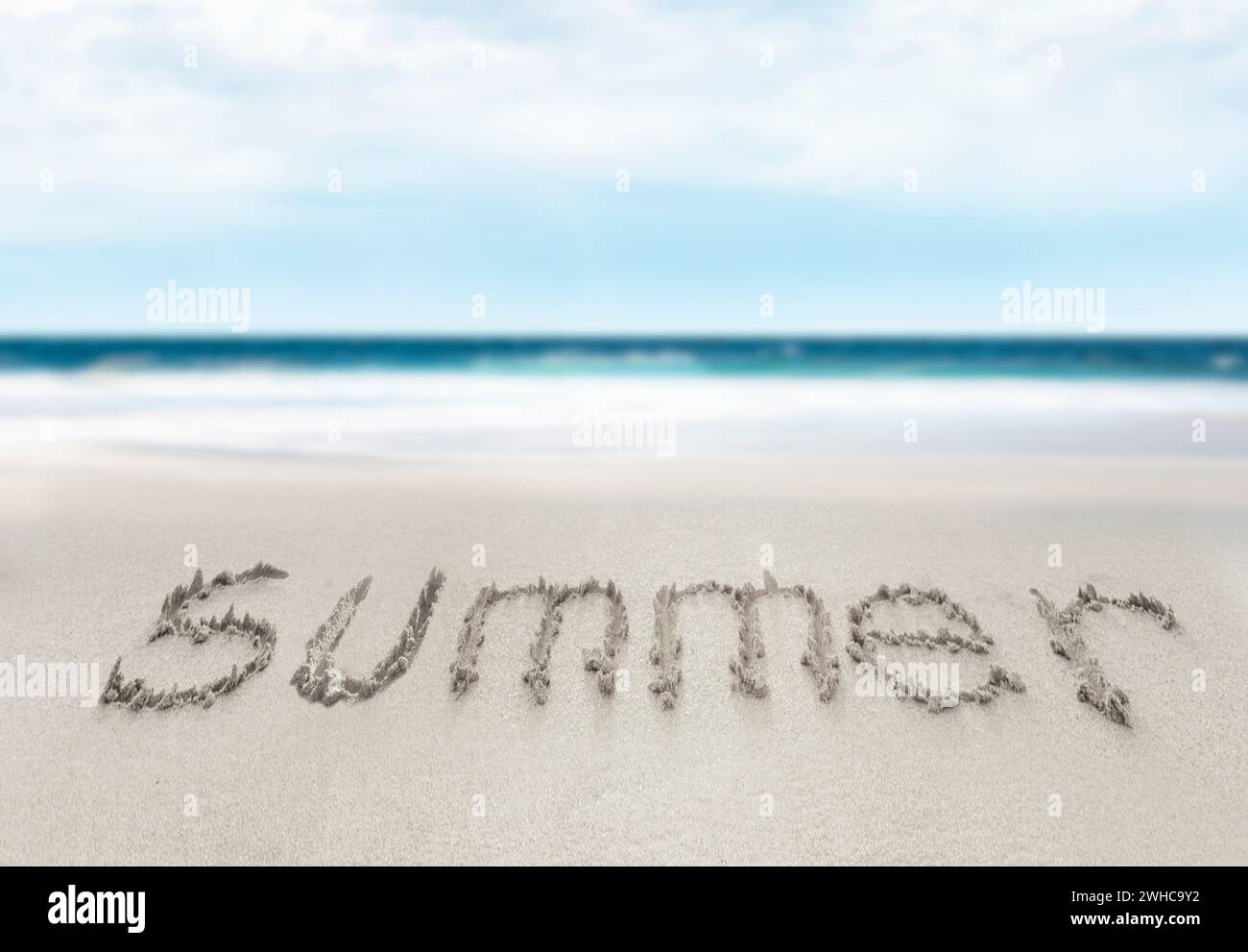 Schreibe Sommer in Sand am Meer Stockfoto