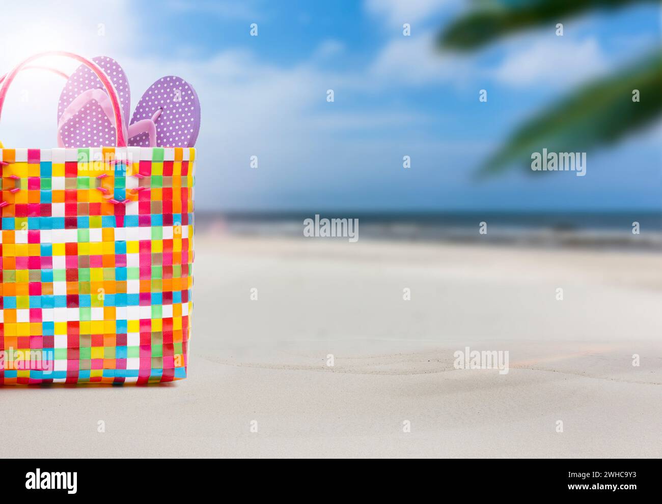 Badetasche mit Flip-Flops am Strand Stockfoto