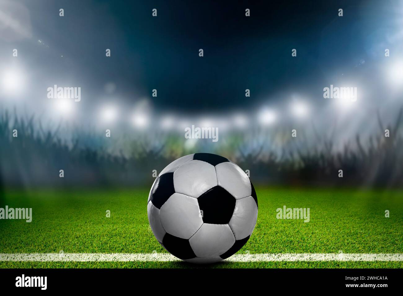 Fußball im Rampenlicht in einem Fußballstadion [M] Stockfoto