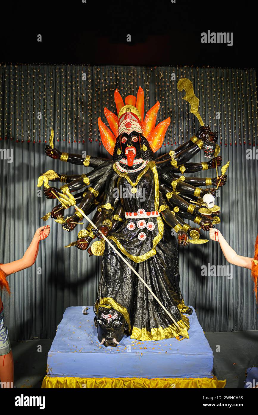 Idol der Göttin Maa Kali in einem dekorierten Puja-Pandal in Kalkata, Westbengalen, Indien. Kali Puja, auch bekannt als Shyama Puja, ist ein berühmtes religiöses Festival Stockfoto