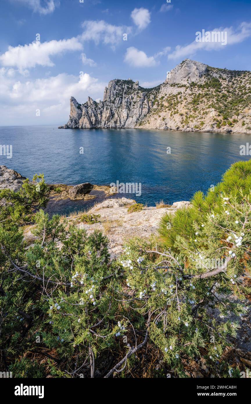 Südostküste der Krim, Mount Karaul-Oba und Robbery Bay, blaues Wasser und Himmel. Stockfoto