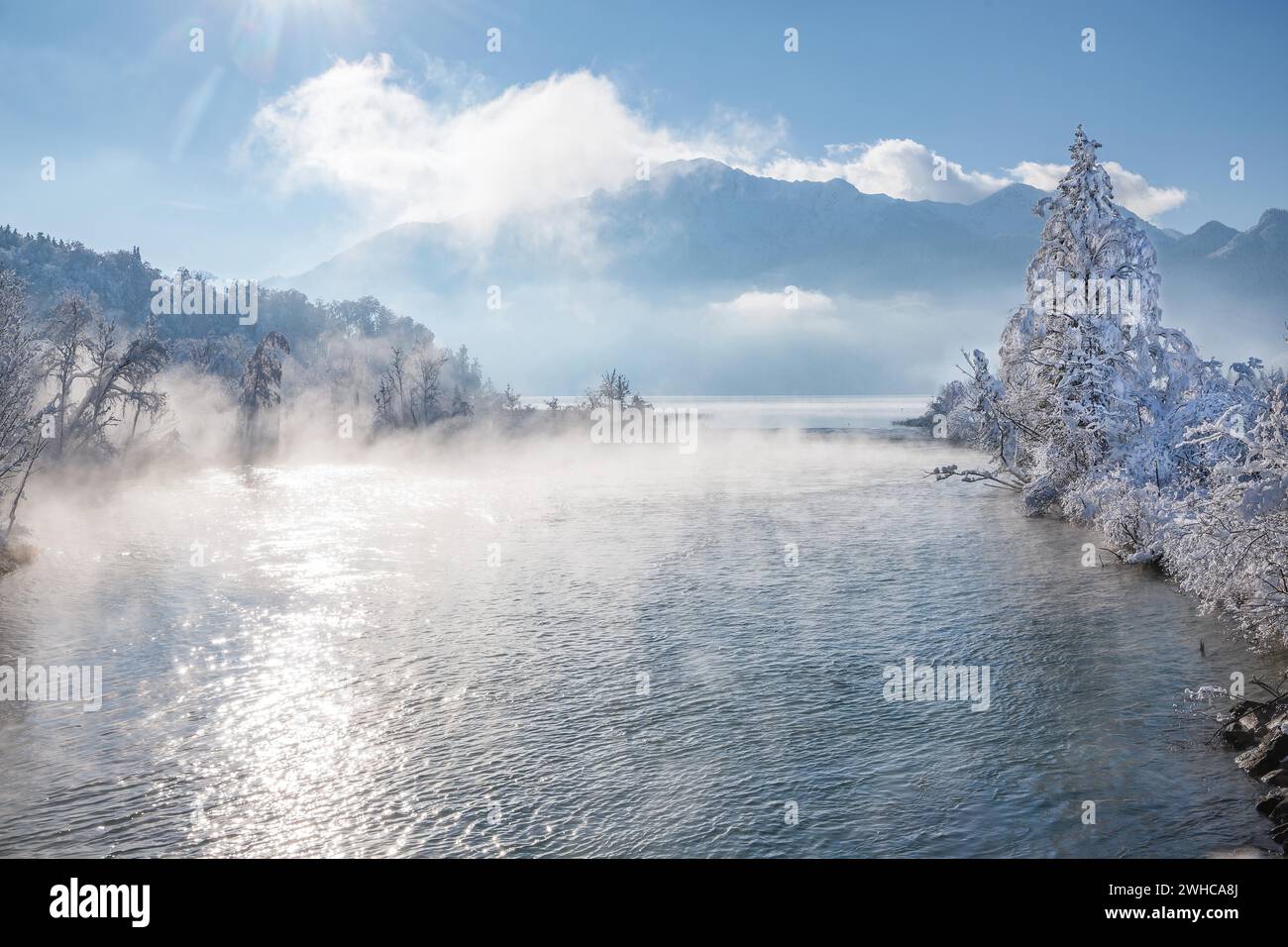 Winterlandschaft mit Abfluss der Loisach aus dem Kochelsee vor dem Herzogstand 1731m, Kochel am See, das Blaue Land, Bayerische Alpen Stockfoto