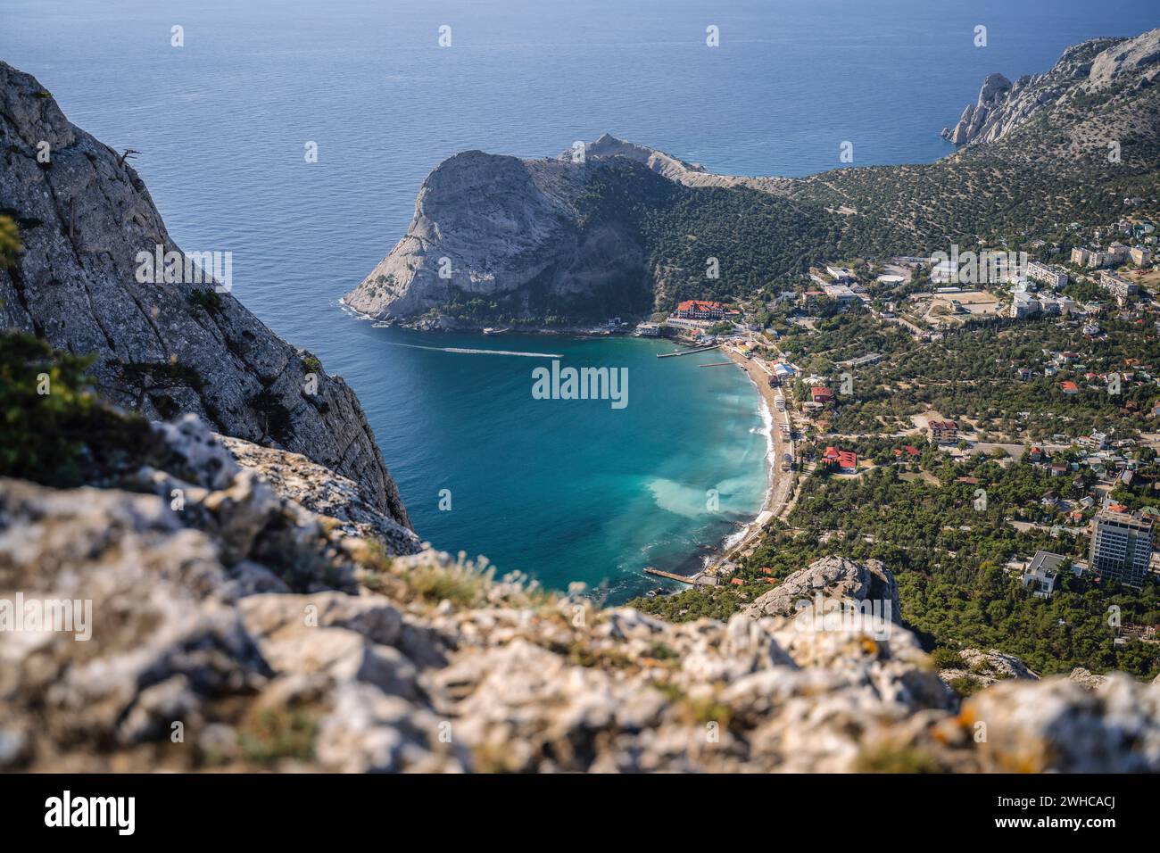 Novyi Svit Stadt auf der Krim. Blick von der Spitze des Falcon Sokol Berges. Stockfoto