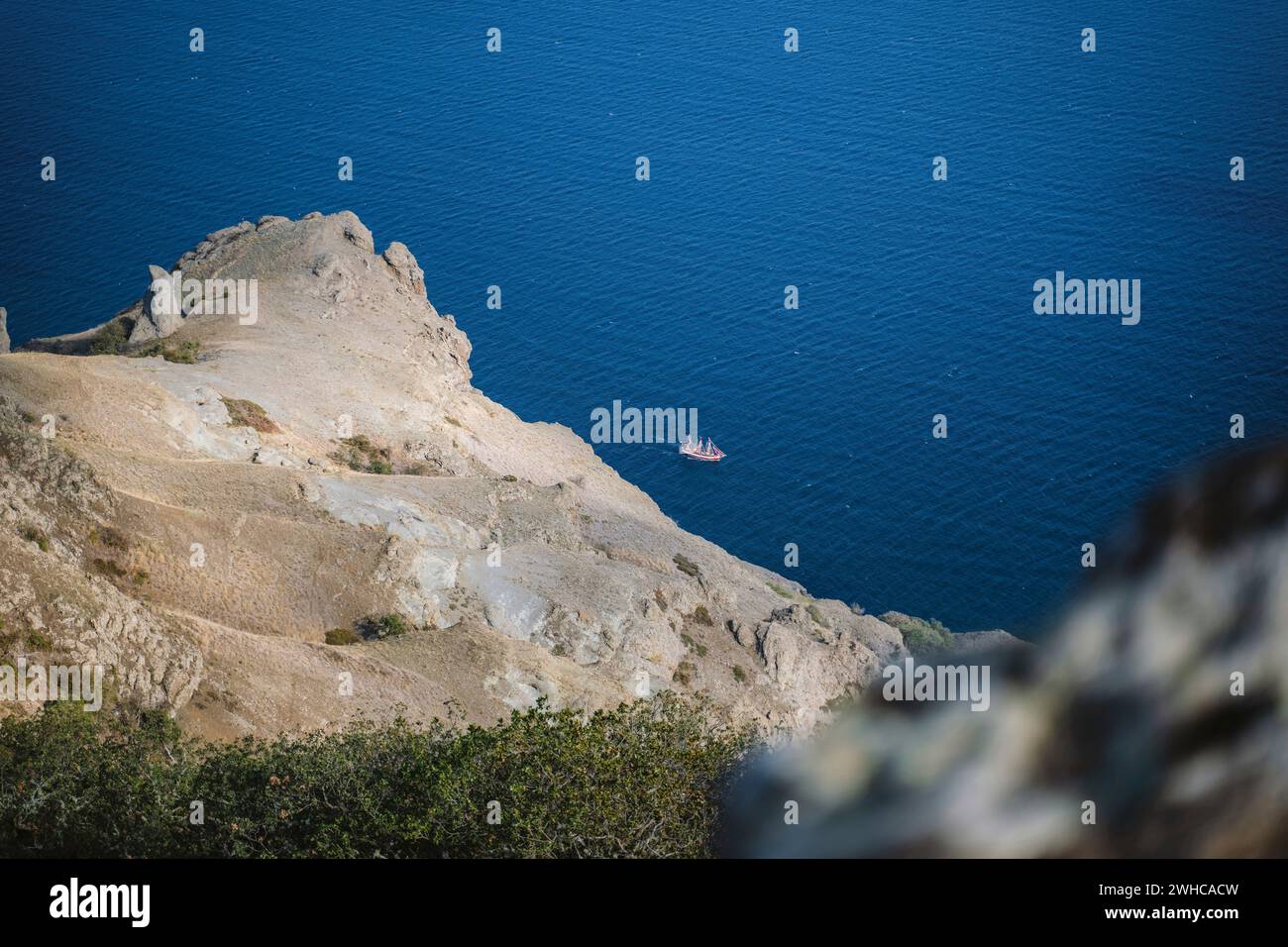 Reise zu einem geheimnisvollen Teil des majestätischen vulkanischen Karadag-Gebirges in der östlichen Krim an einer Küste des Schwarzen Meeres. Stockfoto