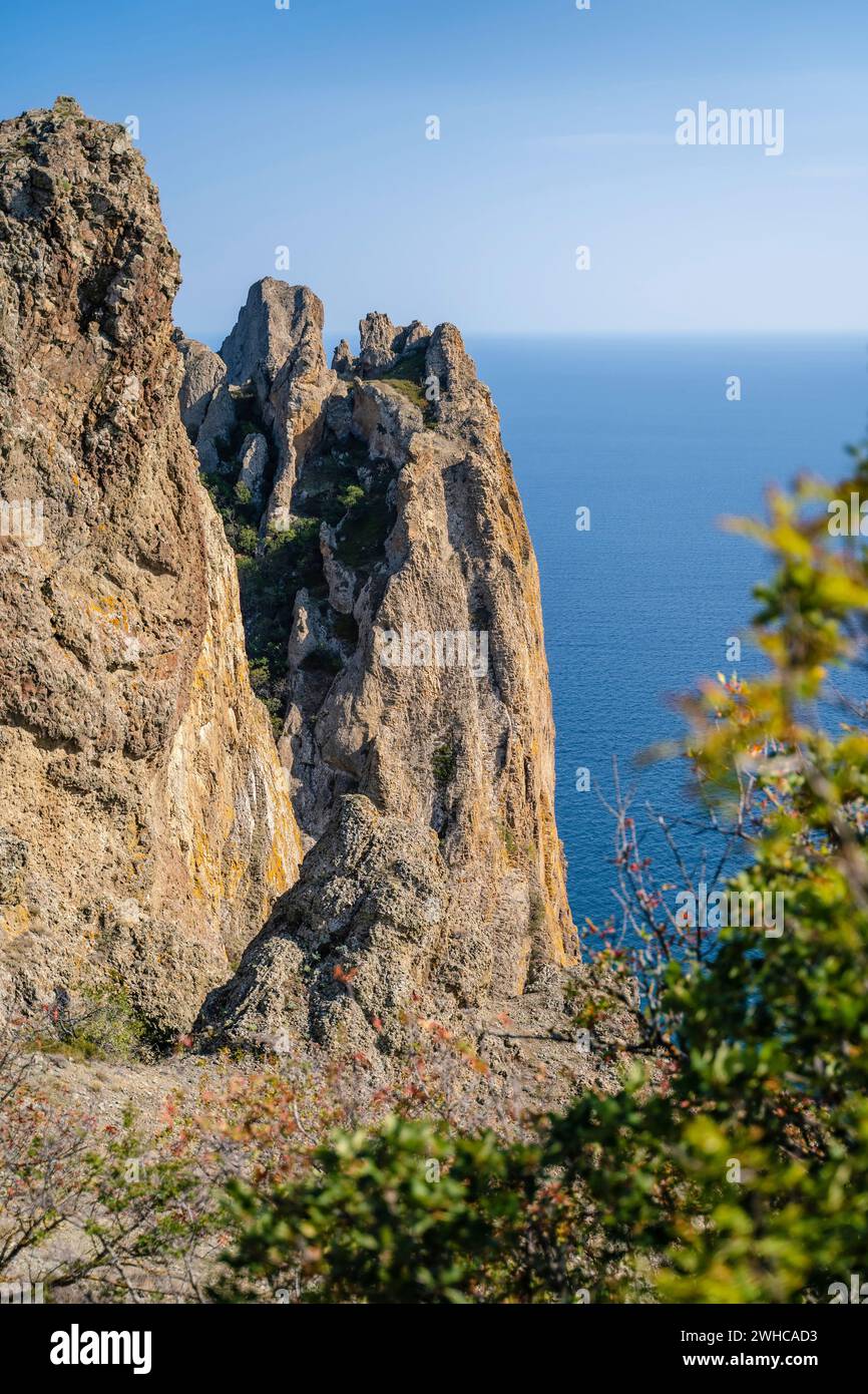 Die schroffen Klippen nahe dem Meer der vulkanischen Formation Karadag in Koktebel Krim. Stockfoto