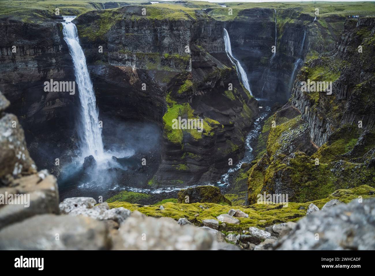 Dramatische Landschaft mit epischem Haifoss-Wasserfall im Landmannalaugar Canyon, Island. Stockfoto