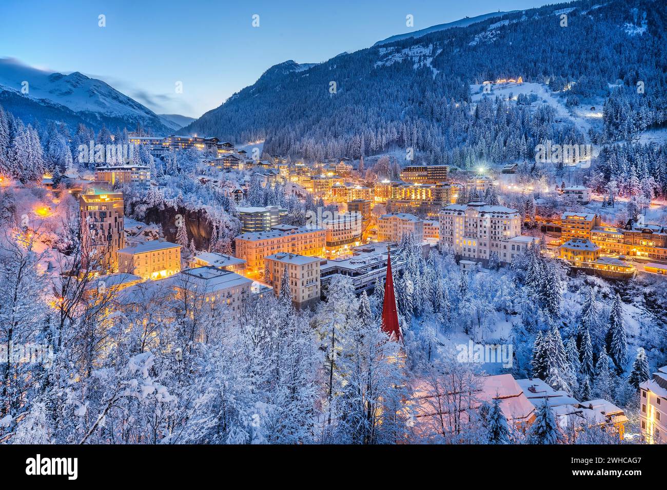Tief verschneite Winterpanorama des Dorfes in der Abenddämmerung, Bad Gastein, Gasteinertal, Nationalpark hohe Tauern, Salzburger Land, Österreich Stockfoto