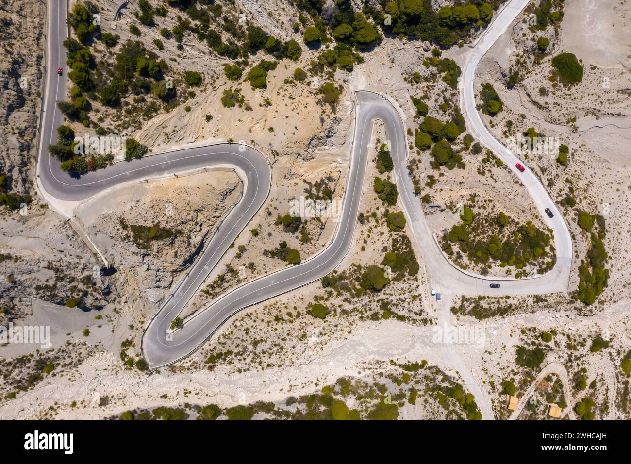 Serpentinenstraße nach Gialos Beach, Ionische Inseln, Lefkada, Griechenland, Luftaufnahme. Stockfoto