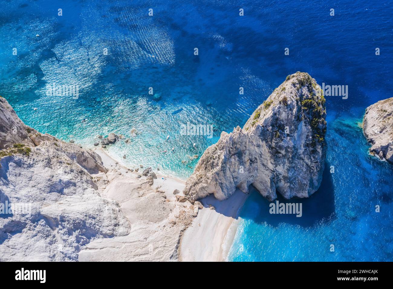 Luftaufnahme des Klippenfelsens von Mizithres auf der ionischen Insel Zakynthos, Griechenland. Stockfoto